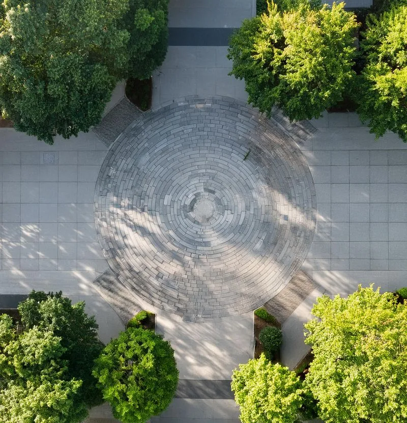 una plaza vista desde arriba